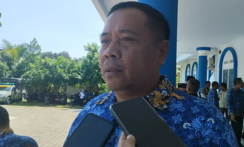 Kepala Dinas Pemberdayaan Masyarakat Desa (DPMD) Lombok Barat, Mahnan, saat diwawancarai di Kantor Camat Batu Layar, Rabu, 17 Juni 2026.