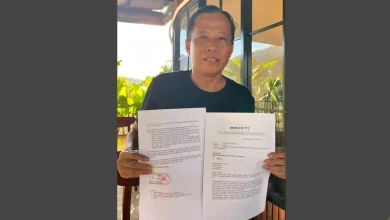 Direktur Eksekutif LSM Solidarity Center, Benny Tanaya, memperlihatkan berkas resmi untuk Kejagung RI guna mendesak pusat mengambil alih penanganan kasus korupsi combine harvester, Jakarta, Rabu 17 Juni 2026.