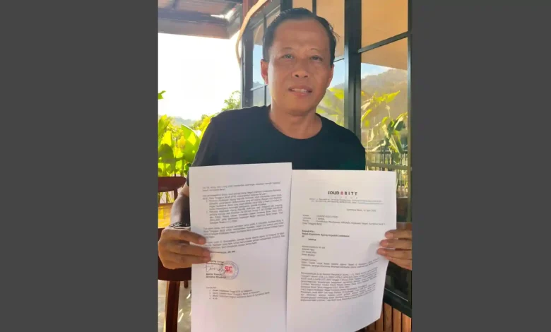 Direktur Eksekutif LSM Solidarity Center, Benny Tanaya, memperlihatkan berkas resmi untuk Kejagung RI guna mendesak pusat mengambil alih penanganan kasus korupsi combine harvester, Jakarta, Rabu 17 Juni 2026.