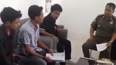 Satpol PP Lobar saat menerima laporan mahasiswa terkait penjualan miras di gerai Senggigi, Senin, 15 Juni 2026.
