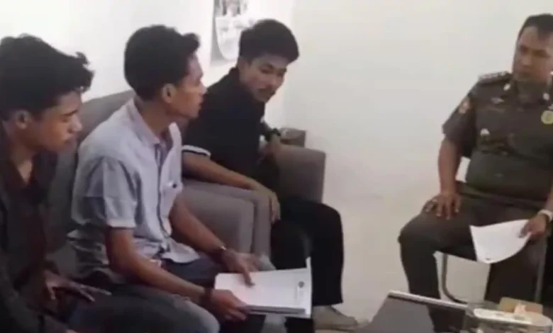 Satpol PP Lobar saat menerima laporan mahasiswa terkait penjualan miras di gerai Senggigi, Senin, 15 Juni 2026.