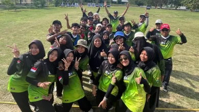 Pengurus Perpani KSB dan para atlet lokal berfoto bersama seusai latihan fisik di lapangan KTC Taliwang.