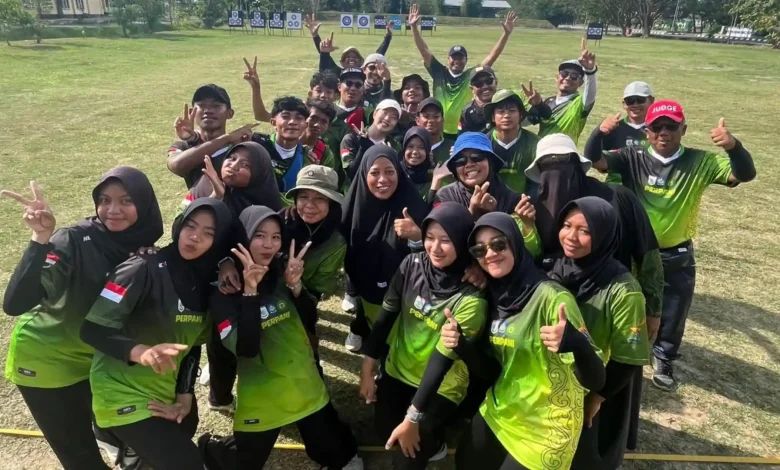 Pengurus Perpani KSB dan para atlet lokal berfoto bersama seusai latihan fisik di lapangan KTC Taliwang.