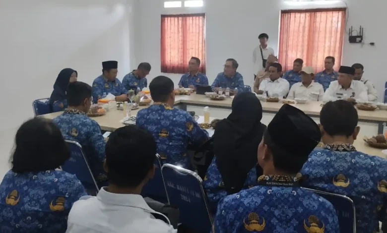 Kepala Desa Se- kecamatan Batu Layar saat Rapat Koordinasi bersama Pemkab Lobar, guna membahas keluhan Dana Desa, Batu Layar, Rabu, 17 Juni 2026.