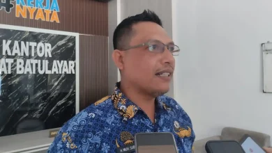 Camat Batu Layar, Muh. Subayin saat memberikan keterangan usai rakor dengan Pemkab Lobar, Kamis, 18 Juni 2026.