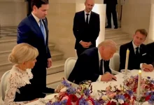 Momen Donald Trump saat menandatangani nota kesepahaman (MoU) perdamaian dengan Iran di Prancis, Kamis, 18 Juni 2026.