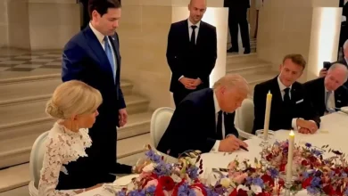 Momen Donald Trump saat menandatangani nota kesepahaman (MoU) perdamaian dengan Iran di Prancis, Kamis, 18 Juni 2026.