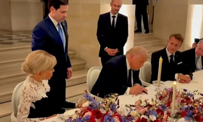 Momen Donald Trump saat menandatangani nota kesepahaman (MoU) perdamaian dengan Iran di Prancis, Kamis, 18 Juni 2026.
