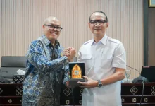 Plt Deputi Bidang Transformasi Digital Pemerintah Kementerian PAN-RB, Cahyono Tri Wibowo, (kiri) bersama Wali Kota Mataram, Mohan Roliskana dalam pertemuan pengembangan dari uji coba digitalisasi bansos, Kamis, 18 Juni 2026.