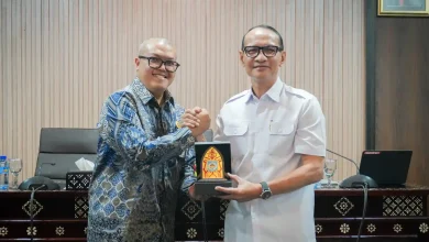 Plt Deputi Bidang Transformasi Digital Pemerintah Kementerian PAN-RB, Cahyono Tri Wibowo, (kiri) bersama Wali Kota Mataram, Mohan Roliskana dalam pertemuan pengembangan dari uji coba digitalisasi bansos, Kamis, 18 Juni 2026.