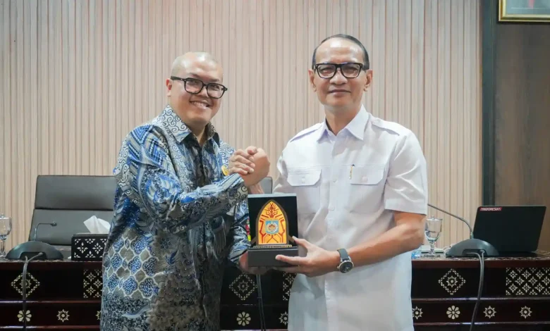 Plt Deputi Bidang Transformasi Digital Pemerintah Kementerian PAN-RB, Cahyono Tri Wibowo, (kiri) bersama Wali Kota Mataram, Mohan Roliskana dalam pertemuan pengembangan dari uji coba digitalisasi bansos, Kamis, 18 Juni 2026.