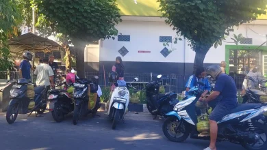 Suasana warga membeli LPG 3 kg di Pangkalan SPBU Karang Jangkong, Kota Mataram, Kamis, 18 Juni 2026.