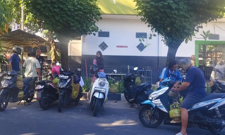 Suasana warga membeli LPG 3 kg di Pangkalan SPBU Karang Jangkong, Kota Mataram, Kamis, 18 Juni 2026.