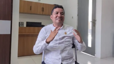 Wakil Ketua Komisi I DPRD Lobar, Hendra Harianto saat memberikan keterangan di gedung fraksi DPRD Lobar, Kamis 18 Juni 2026.
