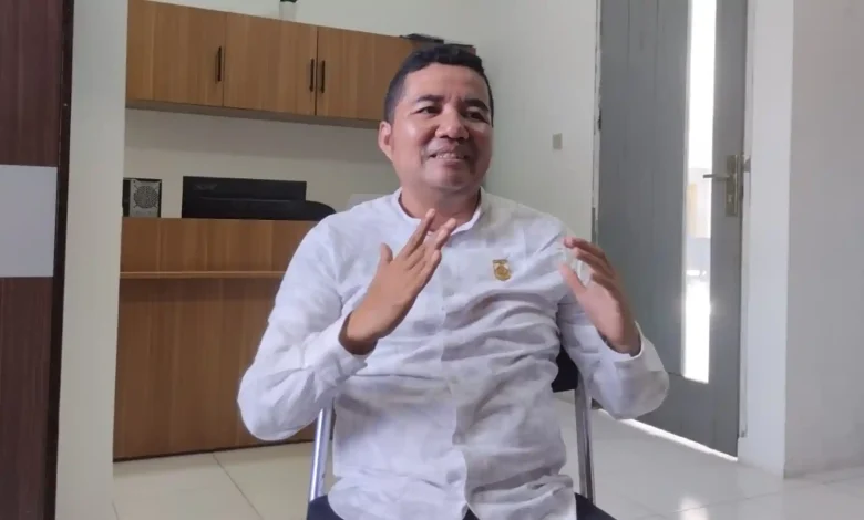 Wakil Ketua Komisi I DPRD Lobar, Hendra Harianto saat memberikan keterangan di gedung fraksi DPRD Lobar, Kamis 18 Juni 2026.