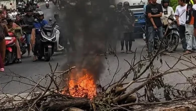 Momen warga Dompu saat demonstrasi dan melakukan blokade jalan, hingga melumpuhkan akses jalanan publik.