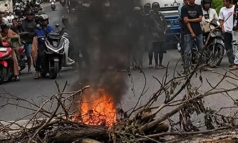 Momen warga Dompu saat demonstrasi dan melakukan blokade jalan, hingga melumpuhkan akses jalanan publik.