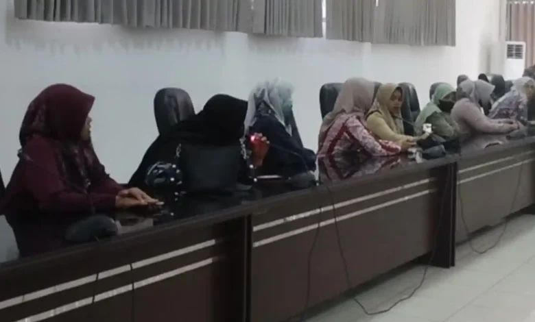Perwakilan 31 honorer Lobar yang datang untuk mencurahkan kekecewaan mereka atas pemberhentian yang Pemkab Lobar lakukan, di aula Fraksi DPRD Lobar, Kamis, 18 Juni 2026.