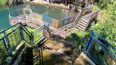 Kondisi fasilitas publik di Danau Biru Lombok Tengah yang terlihat mengalami kerusakan hingga berpotensi membahayakan pengunjung, Selasa, 16 Juni 2026.