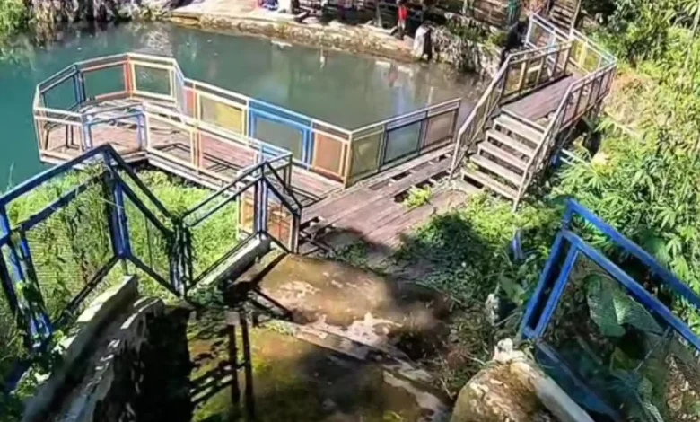 Kondisi fasilitas publik di Danau Biru Lombok Tengah yang terlihat mengalami kerusakan hingga berpotensi membahayakan pengunjung, Selasa, 16 Juni 2026.