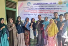 Tim PKM Unram dan Peserta Pelatihan kegiatan Pengabdian kepada Masyarakat (PKM) yang dilaksanakan di BUMDes Jaya Abadi, Desa Gelogor, Kecamatan Kediri, Kabupaten Lombok Barat.