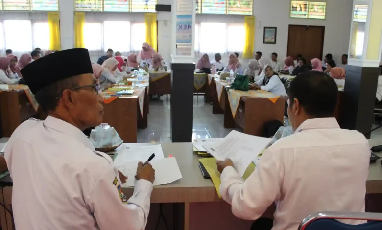 Suasana rapat pleno kenaikan kelas SMKN 3 Mataram yang berlangsung di Ruang Rapat Utama SMKN 3 Mataram, Rabu, 17 Juni 2026.