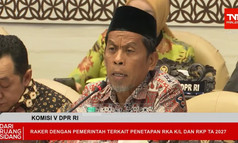 Anggota Komisi V DPR RI, Abdul Hadi, saat menyampaikan masalah infrastruktur dan pembangunan desa pada raker dan RDP pagu anggaran 2027, di Jakarta, Kamis, 18 Juni 2026.