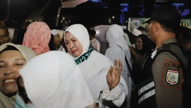 Suasana haru keluarga menyambut kedatangan jemaah haji Kloter 13 Sumbawa Barat di Pendopo Wakil Bupati pada Kamis malam, 18 Juni 2026.