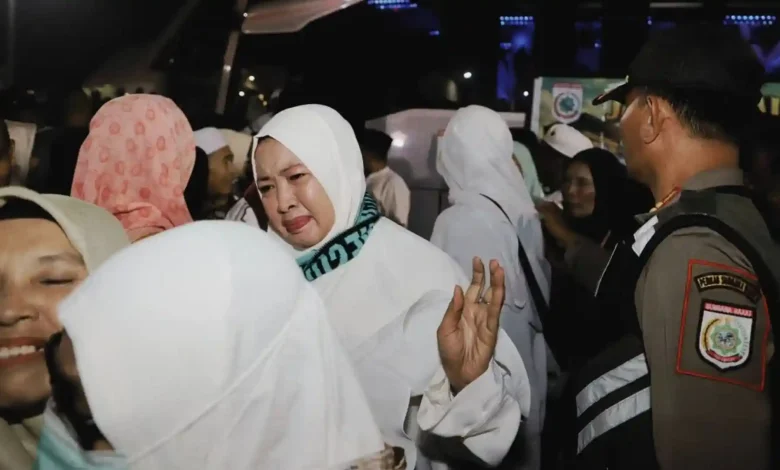 Suasana haru keluarga menyambut kedatangan jemaah haji Kloter 13 Sumbawa Barat di Pendopo Wakil Bupati pada Kamis malam, 18 Juni 2026.