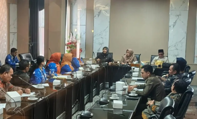 DPRD Kota Mataram mengadakan rapat dengan empat OPD teknis mendorong penyusunan perda penanganan LGBT.