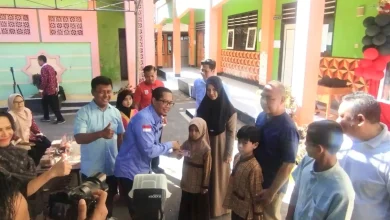 Bupati Sumbawa Barat H. Amar Nurmansyah (kiri) dan Kepala Kejari Agung Pamungkas (tengah) menyerahkan Kartu Identitas Anak saat meluncurkan program JAWARA di SDN 01 Taliwang, Jumat, 19 Juni 2026.