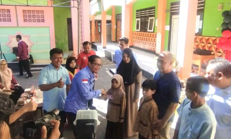 Bupati Sumbawa Barat H. Amar Nurmansyah (kiri) dan Kepala Kejari Agung Pamungkas (tengah) menyerahkan Kartu Identitas Anak saat meluncurkan program JAWARA di SDN 01 Taliwang, Jumat, 19 Juni 2026.