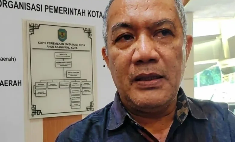 Sekretaris Dukcapil Kota Mataram Lalu Ahmad Gunadi diwawancarai terkait PNS Mataram Masuk Data Miskin Ekstrem Akibat Salah Input.