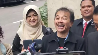 Roy Suryo (kanan) dan dr. Tifa (kiri) saat memberikan keterangan terkait polemik dugaan ijazah palsu Jokowi. Keduanya kini berstatus tersangka dalam perkara tersebut.