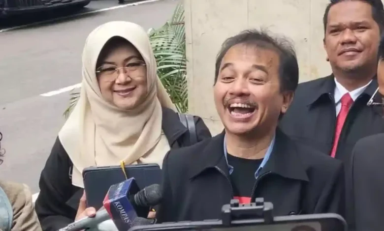 Roy Suryo (kanan) dan dr. Tifa (kiri) saat memberikan keterangan terkait polemik dugaan ijazah palsu Jokowi. Keduanya kini berstatus tersangka dalam perkara tersebut.