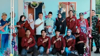 Bupati KSB, Amar Nurmansyah bersama penerima manfaat Mesir Suryadi saat meresmikan rumah layak huni Program KSB Maju di Desa Seran, Jumat, 19 Juni 2026.