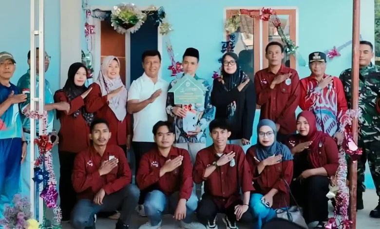 Bupati KSB, Amar Nurmansyah bersama penerima manfaat Mesir Suryadi saat meresmikan rumah layak huni Program KSB Maju di Desa Seran, Jumat, 19 Juni 2026.