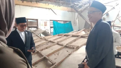 Wakil Ketua Komisi IV DPRD Kota Mataram, Zia Urrahman (kiri), turun langsung ke lokasi ruang kelas MTs Badrussalam NW Sekarbela, Kota Mataram yang roboh, Senin, 22 Juni 2026.