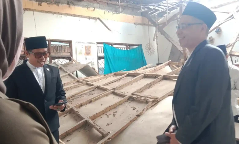 Wakil Ketua Komisi IV DPRD Kota Mataram, Zia Urrahman (kiri), turun langsung ke lokasi ruang kelas MTs Badrussalam NW Sekarbela, Kota Mataram yang roboh, Senin, 22 Juni 2026.
