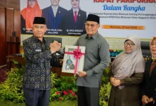 Penyerahan Rancangan Peraturan Daerah (Raperda) Pertanggungjawaban Pelaksanaan APBD 2025 dalam sidang paripurna DPRD Kota Mataram, Senin, 22 Juni 2026.