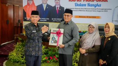 Penyerahan Rancangan Peraturan Daerah (Raperda) Pertanggungjawaban Pelaksanaan APBD 2025 dalam sidang paripurna DPRD Kota Mataram, Senin, 22 Juni 2026.