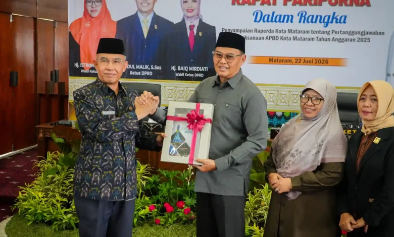 Penyerahan Rancangan Peraturan Daerah (Raperda) Pertanggungjawaban Pelaksanaan APBD 2025 dalam sidang paripurna DPRD Kota Mataram, Senin, 22 Juni 2026.