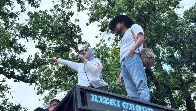 Mantan Ketua DPRD Lobar, Nurhidayah saat berorasi di depan massa aksi, Senin, 22 Juni 2026.