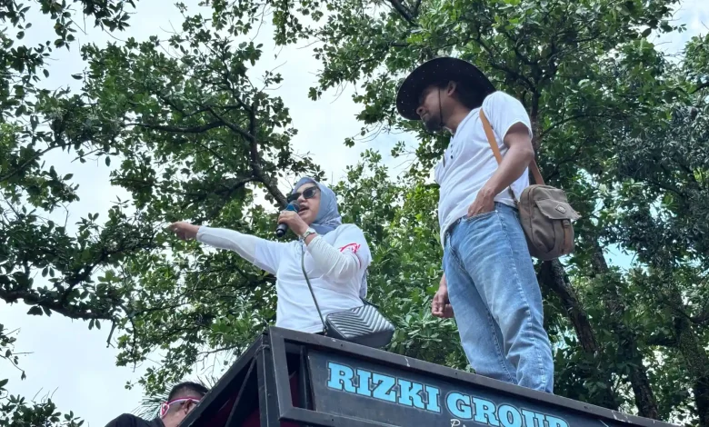 Mantan Ketua DPRD Lobar, Nurhidayah saat berorasi di depan massa aksi, Senin, 22 Juni 2026.