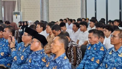 Peserta dan jajaran pejabat daerah mengikuti pembukaan Pelatihan Vokasi Nasional Batch II di Graha Praja, Kabupaten Sumbawa Barat, Senin, 22 Juni 2026.