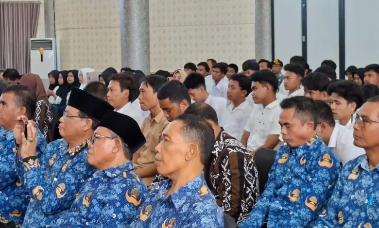 Peserta dan jajaran pejabat daerah mengikuti pembukaan Pelatihan Vokasi Nasional Batch II di Graha Praja, Kabupaten Sumbawa Barat, Senin, 22 Juni 2026.