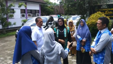 Gubernur NTB, Lalu Muhammad Iqbal (tengah, baju putih) saat berdiskusi bersama Guru SMKN 1 Gerung dan membahas pembangunan ruang kelas baru, Februari 2026.