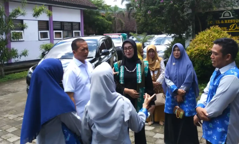 Gubernur NTB, Lalu Muhammad Iqbal (tengah, baju putih) saat berdiskusi bersama Guru SMKN 1 Gerung dan membahas pembangunan ruang kelas baru, Februari 2026.