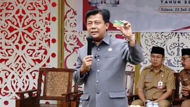 Bupati Sumbawa Barat, H. Amar Nurmansyah, saat menunjukkan Kartu Sumbawa Barat Maju.