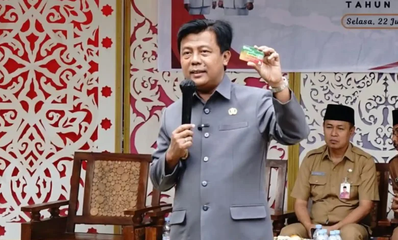 Bupati Sumbawa Barat, H. Amar Nurmansyah, saat menunjukkan Kartu Sumbawa Barat Maju.